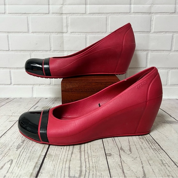 Crocs Cap Toe Wedge Heel Red Black Wedges Women Size 9 - Picture 4 of 8